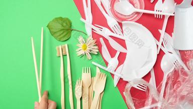 白色塑料<strong>一次性</strong>餐具女人的手把替代纸可回收的餐具的事情概念环境保护浪费